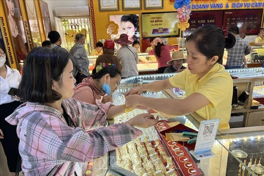Thủ tướng Chính phủ yêu cầu báo cáo tình hình, giải pháp quản lý thị trường tiền tệ, vàng, chứng khoán