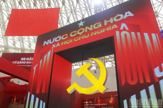 Toàn cảnh phân khu 6 của Triển lãm “95 năm cờ Đảng soi đường”