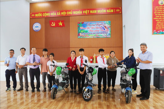 Trao quà trung thu và xe đạp điện cho học sinh nghèo xã Nâm Nung