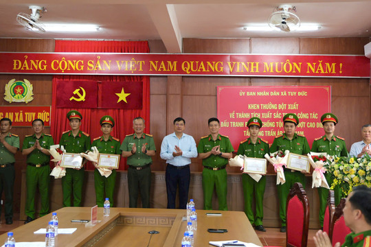 Khen thưởng lực lượng Công an Tuy Đức triệt phá 2 vụ ma túy