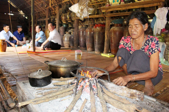 Ấm áp ngôi nhà dài của bà Ka Rít