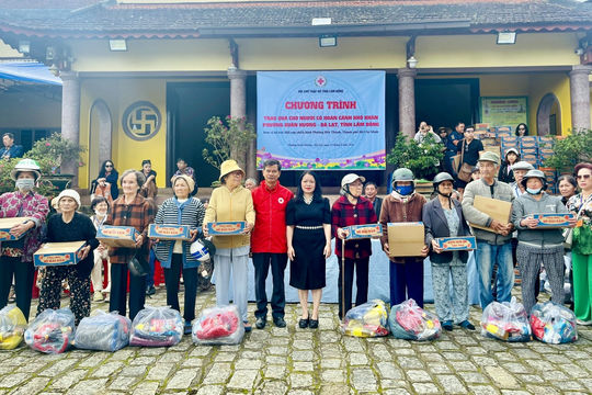 Trao quà cho 200 hộ khó khăn ở phường Xuân Hương – Đà Lạt