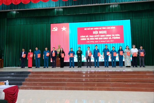 Công bố, trao quyết định công tác cán bộ Ban CHQS xã, phường