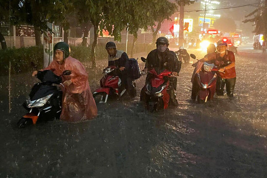 Dự báo thời tiết 10 ngày: Biển Đông xuất hiện vùng áp thấp, Nam Bộ mưa gia tăng