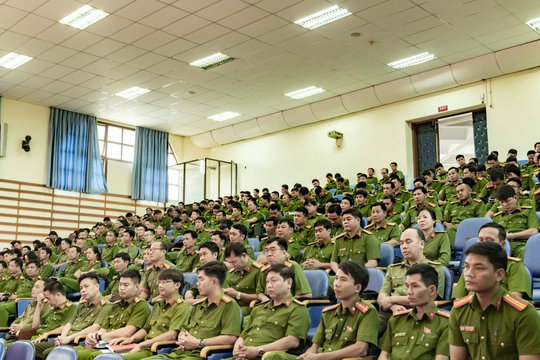 Hơn 300 thí sinh thi tuyển điều tra viên đợt II năm 2025