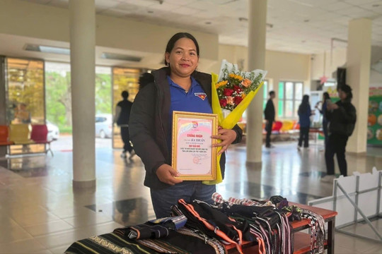 Cô gái K’ho mê sắc màu thổ cẩm