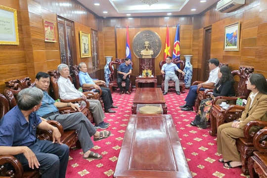 Hội Hữu nghị Việt Nam - Lào tỉnh Lâm Đồng thăm và trao quà học sinh tại Lào