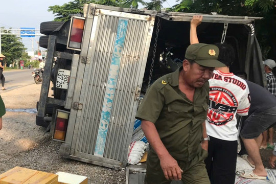 Xe tải lật nghiêng làm một người phụ nữ tử vong