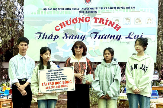 Lâm Đồng trao tặng gần 1 tỷ đồng học bổng “Thắp sáng tương lai” cho 4 tân sinh viên mồ côi