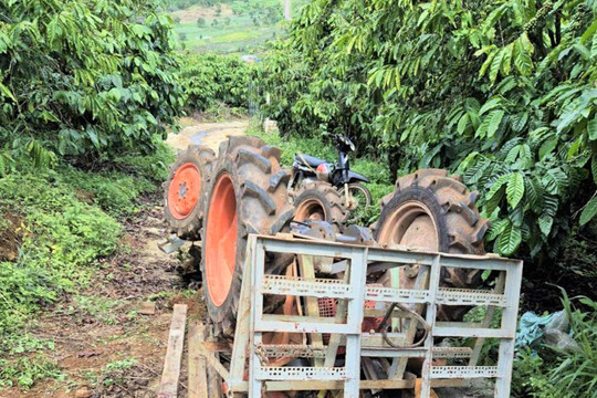 Lật xe máy cày khiến 1 người đàn ông tử vong tại chỗ