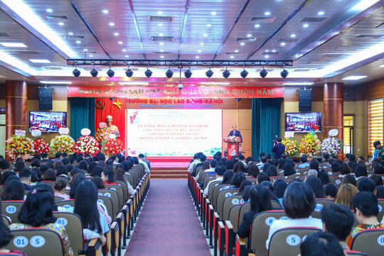 Không tổ chức hội đồng trường: Dừng bổ nhiệm Hiệu trưởng và Phó Hiệu trưởng