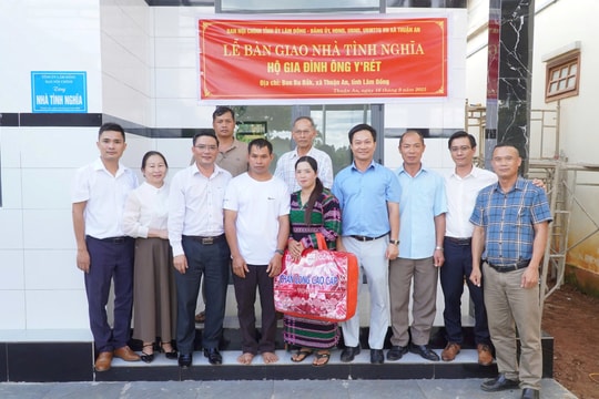 Bàn giao nhà tình nghĩa cho hộ cận nghèo xã Thuận An