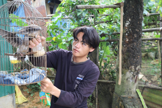 Cán bộ về tận nhà để khai sinh cho thiếu niên 15 tuổi