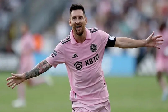 Bay trên đôi cánh Messi