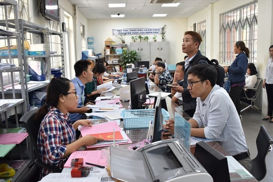 Chính sách với cán bộ từ cấp xã trở lên đủ tuổi hưu nghỉ việc ngay do sắp xếp bộ máy