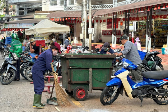Những người cần mẫn, lặng lẽ làm đẹp phố phường