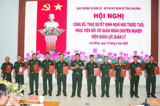 Trao quyết định nghỉ hưu, phục viên cho 20 quân nhân