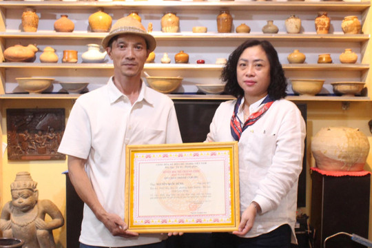 Nhà sưu tập Nguyễn Quốc Dũng trao tặng Bảo tàng tỉnh An Giang hơn 100 hiện vật
