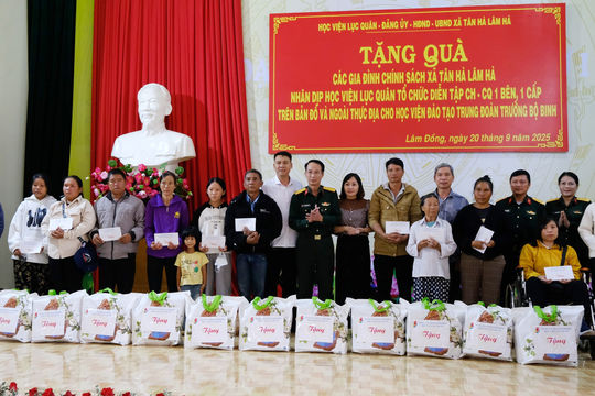 Học viện Lục quân tặng quà gia đình chính sách tại Tân Hà Lâm Hà