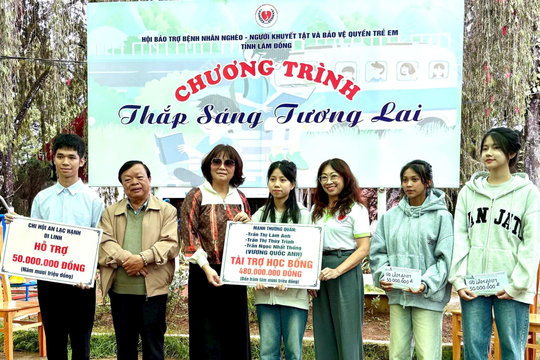 Vượt khó thắp sáng tương lai