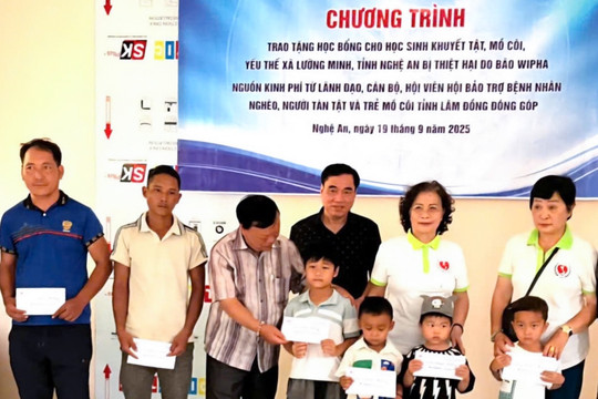 Trao 320 triệu đồng cho học sinh khó khăn tỉnh Nghệ An và Điện Biên