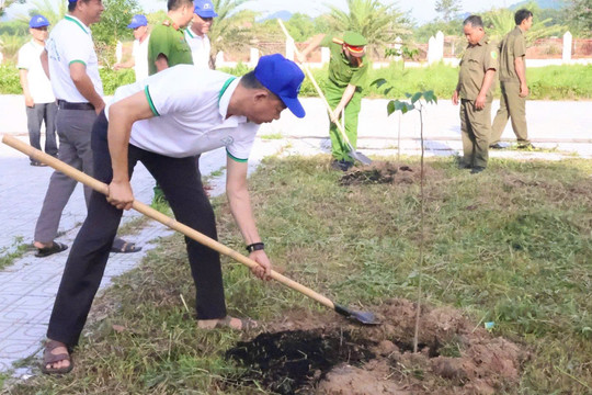 Hàm Tân ra quân làm đẹp cảnh quan chào mừng Đại hội Đảng bộ tỉnh