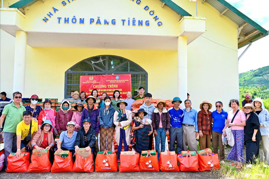 100 phần quà đến với đồng bào dân tộc thiểu số khó khăn Păng Tiên Ruộng