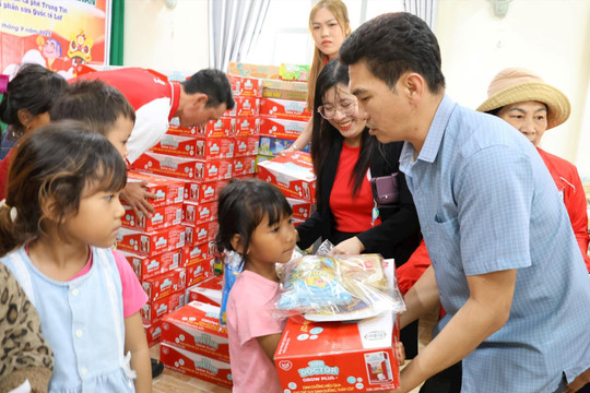 Trao quà Trung thu cho các em có hoàn cảnh khó khăn
