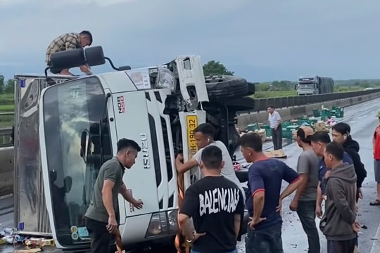 Xe tải lật trên cao tốc Vĩnh Hảo - Phan Thiết