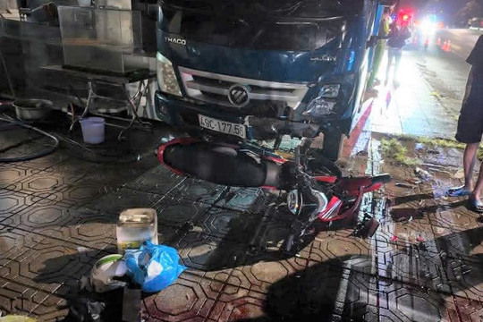 Xe máy tông xe tải, 2 thanh niên tử vong