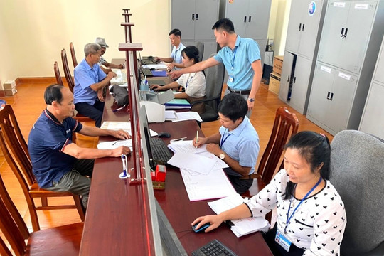 Đề xuất sáp nhập trường học, tăng lương cán bộ cấp xã