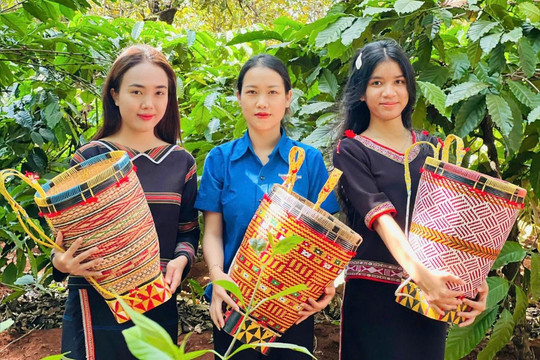 Cô gái Gia Rai xinh đẹp giữ hồn tre nứa, thắp lửa khởi nghiệp