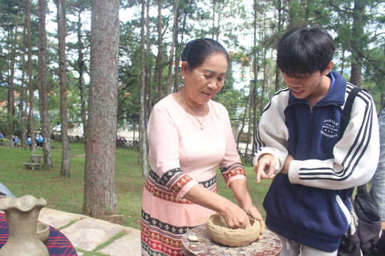 Gần nửa thế kỷ giữ lửa gốm Chăm