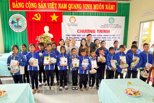 Trao 11 máy lọc nước, học bổng và 770 phần quà cho học sinh vùng sâu, vùng xa