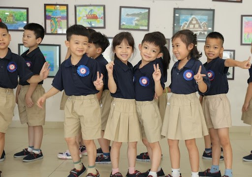 Hỗ trợ học phí và tìm trường cho con của chuyên gia nước ngoài làm việc tại cơ quan Việt Nam