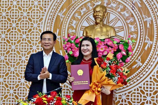 Chủ tịch UBND tỉnh Lâm Đồng Hồ Văn Mười trao quyết định nghỉ hưu cho đồng chí Tôn Thị Ngọc Hạnh