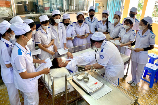 Vì sao ngành hộ sinh không còn sức hút?