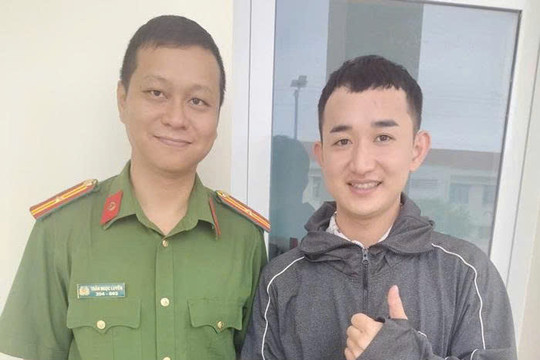 Công an xã Hồng Sơn hỗ trợ người dân trả lại tiền chuyển nhầm