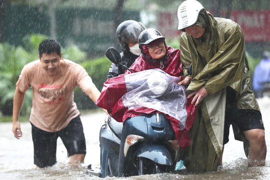Bão Ragasa suy yếu thành áp thấp nhiệt đới, miền Bắc mưa lớn đến đêm mai