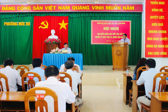 Phó trưởng Đoàn Đại biểu Quốc hội tỉnh Nguyễn Hữu Thông tiếp xúc cử tri tại phường Mũi Né