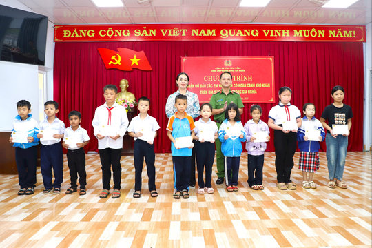 Công an phường Đông Gia Nghĩa nhận đỡ đầu 32 học sinh có hoàn cảnh khó khăn