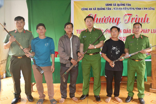 Bản làng bình yên khi bà con giao nộp vũ khí tự chế