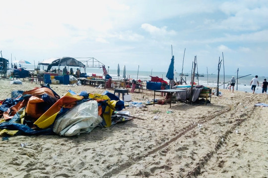Phước Hội ra quân giải tỏa kinh doanh tự phát tại điểm du lịch Cam Bình