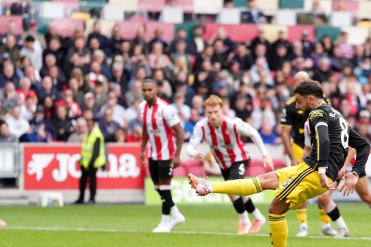 Bruno Fernandes đá hỏng penalty, M.U nhận 'trái đắng' trước Brentford