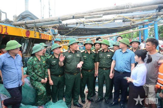 Thượng tướng Huỳnh Chiến Thắng kiểm tra công tác ứng phó bão số 10 tại Thanh Hóa