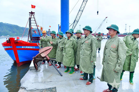 Quân khu 4 huy động gần 117.000 cán bộ, chiến sĩ sẵn sàng ứng phó bão số 10