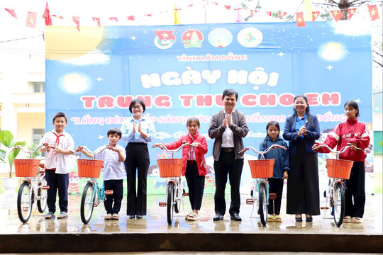 Hàng trăm trẻ em vùng sâu Lâm Đồng đón Tết Trung thu sớm