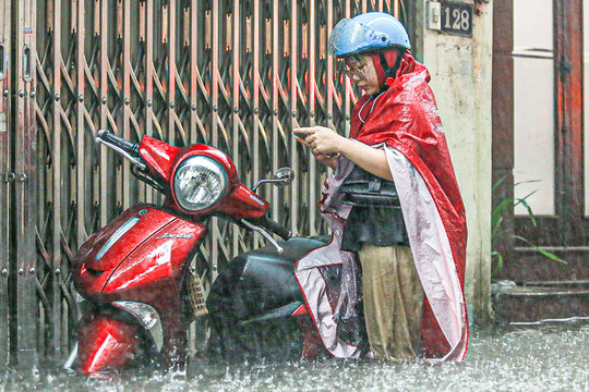 Hà Nội cao điểm mưa lớn đêm nay và rạng sáng mai, nguy cơ ngập úng ngày đầu tuần