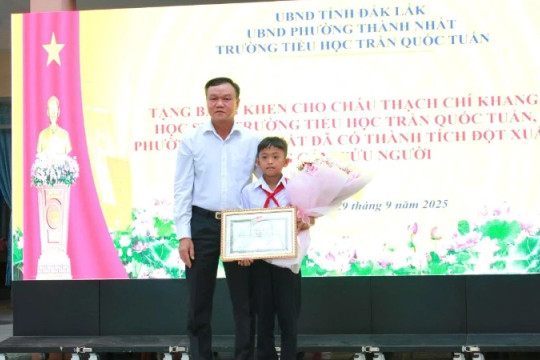 Ủy ban nhân dân tỉnh Đắk Lắk tặng Bằng khen cho học sinh dũng cảm, mưu trí cứu bạn trong vụ thảm án tại Đắk Lắk