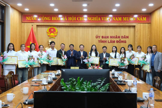 Chủ tịch UBND tỉnh Lâm Đồng gặp gỡ, khen thưởng thành tích Đội tuyển Bóng rổ nữ